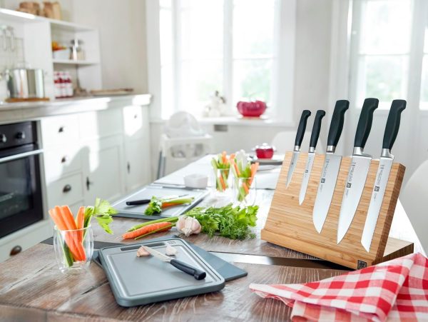 ZWILLING Vier Sterne Messer-Set, 3-teilig (Spick/Garniermesser 10 cm, Fleischmesser 16 cm, Kochmesser 20cm), Rostfreier Spezialstahl, Ergonomischer Kunststoff-Griff, Schwarz [Made in Germany] 8