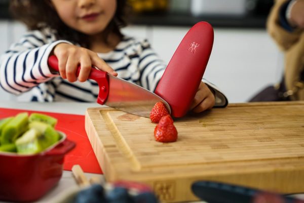 ZWILLING Twinny Kinderkochmesser, 10 cm, mit Fingerschutz, Edelstahl, Abgerundete Klingenform, Kindgerechtes Design, Kunststoffgriff, Rot 3