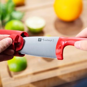 ZWILLING Twinny Kinderkochmesser, 10 cm, mit Fingerschutz, Edelstahl, Abgerundete Klingenform, Kindgerechtes Design, Kunststoffgriff, Rot 15