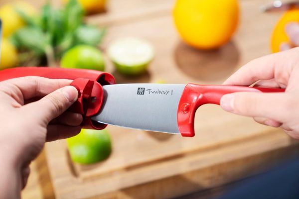 ZWILLING Twinny Kinderkochmesser, 10 cm, mit Fingerschutz, Edelstahl, Abgerundete Klingenform, Kindgerechtes Design, Kunststoffgriff, Rot 5