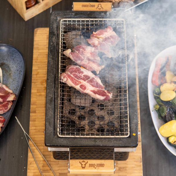 BBQ-Toro Keramik Tischgrill mit Holzunterlage | 50 x 23 x 17 cm | Hibachi Tischgrill ohne Strom | Schwarz | Minigrill, Tischgrill Holzkohle, Kohlegrill Camping Grill Holzkohle, Mini Grill Holzkohle 3